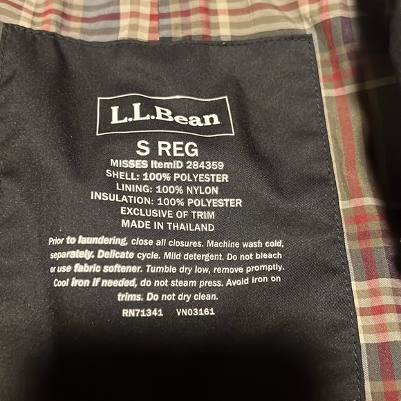 LL bean quilted jacket. Size small. Excellent condition other than lining. - Picture 3 of 5